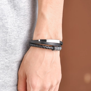 Mehrlagiges Herren-Lederarmband in Schwarz mit geflochtenen Schnüren und Metallelementen