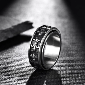 Dettaglio macro di anello rotante in acciaio inossidabile con motivi a giglio