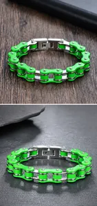 Vue détaillée du bracelet chaîne de vélo en acier inoxydable vert et argent avec fermoir pliant
