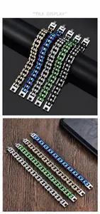 Dettaglio di bracciali a catena da motociclista in acciaio inox in cinque colori