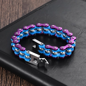 Dettaglio macro del bracciale a catena di moto con finitura viola e blu metallizzato