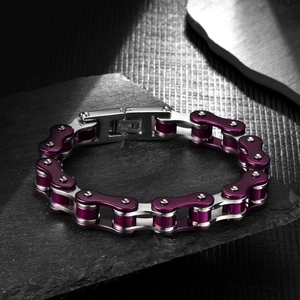 Vue détaillée du bracelet chaîne de moto en acier inoxydable violet et argent sur pierre noire