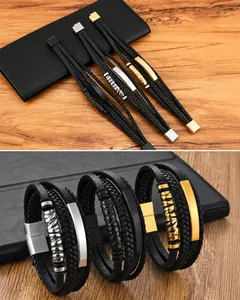 Détail d'un bracelet multicouche en cuir tressé noir avec fermoir et anneaux métalliques