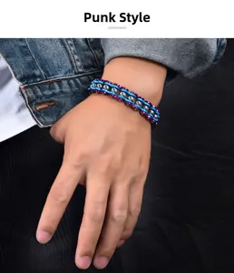 Dettaglio del bracciale a catena punk da moto tricolore in acciaio viola, blu e argento