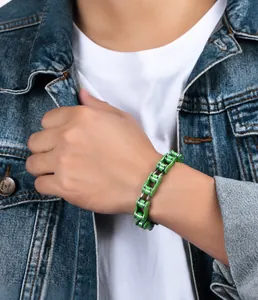 Détail d'un bracelet de style punk en chaîne de vélo verte porté au poignet d'un homme