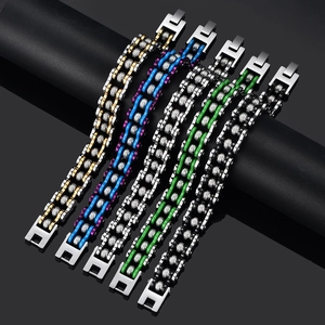 Bracciali da uomo a catena di moto in acciaio inossidabile in cinque colori su supporto
