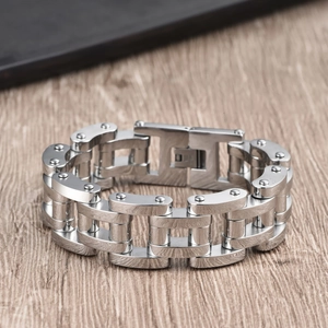 Gros plan d'un bracelet de chaîne de vélo en acier inoxydable de 22mm poli miroir