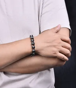 Détail d'un bracelet gourmette style punk en acier inoxydable porté sur un poignet