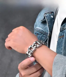 Détail d'un bracelet de chaîne de vélo 22mm en acier inoxydable sur poignet d'un homme