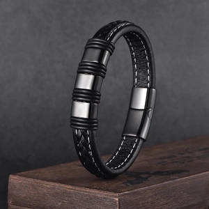 Herren Armband aus schwarzem Leder mit geflochtener Textur und Magnetverschluss aus Metall
