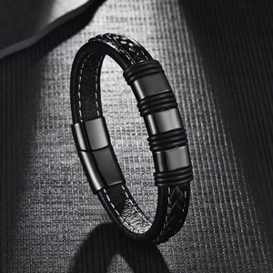 Schwarzes Lederarmband für Herren mit polierten Metallelementen und Magnetverschluss