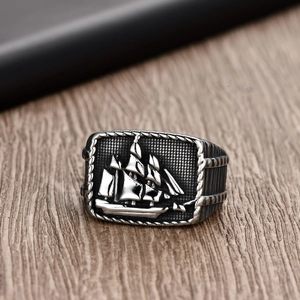 Makro-Detail von Vintage-Herrenring aus Edelstahl mit eingraviertem Segelschiff-Motiv