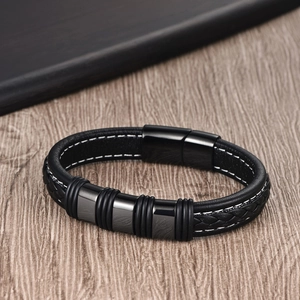 Minimalistisches Herren-Lederarmband in Schwarz mit polierten Metallelementen auf Holz