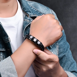 Detail eines Herren-Lederarmbands in Schwarz mit Edelstahlelementen im Industrial-Stil