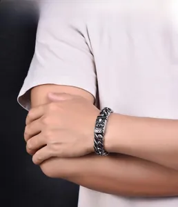 Nahaufnahme des Punk-Herrenarmbands aus Edelstahl mit Totenkopf-Relief am Verschluss