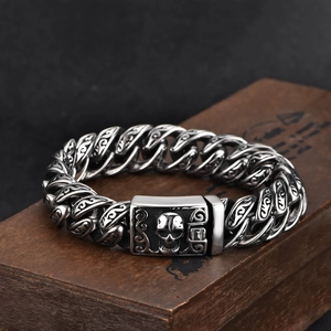 Punk Herrenarmband aus Edelstahl mit eingravierten Blumenmustern und Totenkopf
