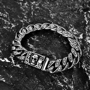Punk Edelstahl Armband mit Totenkopf und Vintage Blumenmuster auf steinernem Hintergrund