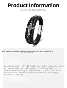 Détail du bracelet en cuir multicouche avec croix en acier inoxydable et fermoir magnétique