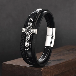 Bracelet multicouche en cuir tressé noir avec croix en argent et détails celtiques