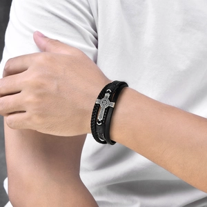 Bracelet multicouche en cuir tressé pour homme avec pendentif croix en acier vintage