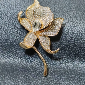 Elegant Lily Flower Brooch For Women Luxurious Zinc Alloy Rhinestone Inlaid Pin For Wedding Banquet Suit Accessory Jewelry