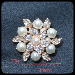 Detail view of pearl flower brooch with 3.9cm diameter and 12g weight measurement
