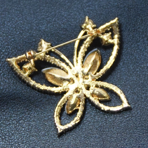 Broche papillon exquise en métal doré avec fermoir à épingle sécurisé vue de dos