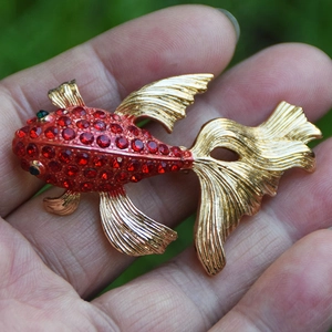 Broche de Poisson Rouge en Alliage Élégant avec Strass Rouges pour Femmes Épinglette Étincelante Forme d'Animal Clip de Foulard Bijoux