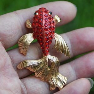 Élégante broche poisson rouge avec des strass rouges étincelants et une dorure de qualité
