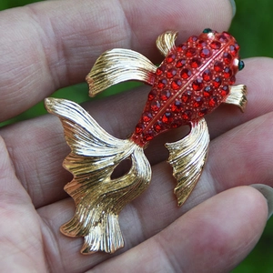 Broche poisson rouge étincelante avec cristaux rouges et verts dorée à l'or