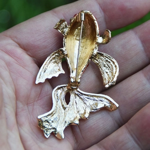 Broche élégante en forme de poisson dorée avec strass brillants et gravure détaillée