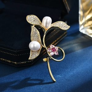 Elegant Flower Brooch Pin For Women Gold Plated Copper With Freshwater Pearl Cubic Zirconia For Wedding Party Accessories