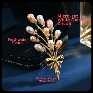 Dettaglio macro della spilla bouquet con perle d'acqua dolce, fiocco d'oro e zirconi