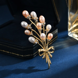Elegante Spilla a Bouquet in Rame Placcato Oro Con Perle d'Acqua Dolce Zirconia Fiocco Per Gioielli da Cerimonia Donna