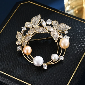 Elegante Broche de Círculo de Perlas Artificiales y Mariposa de Zirconia de Cobre para Mujer Elegante Broche de Guirnalda para Vestido Banquete Fiesta Joyería