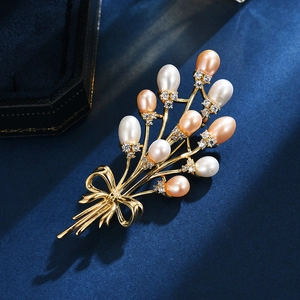 Elegante spilla a bouquet dorata con perle d'acqua dolce e accenti in zircone lucido