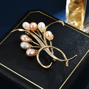Spilla a Forma di Fiore di Orchidea in Perla d'Acqua Dolce di Alta Moda per Donna Placcata in Rame Elegante Bouquet Gioielli