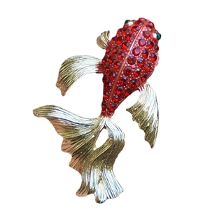 Broche poisson rouge dorée élégante avec strass rouges étincelants et yeux verts