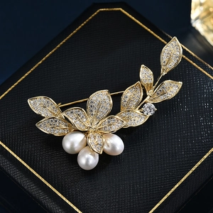 Elegant Copper Leaf Flower Brooch With Freshwater Pearl And Zirconia Luxury Gold Plated Corsage Pin For Women Wedding Jewelry