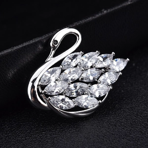 Broche cygne élégante en argent avec cristaux de zircone sur fond de cuir noir luxueux