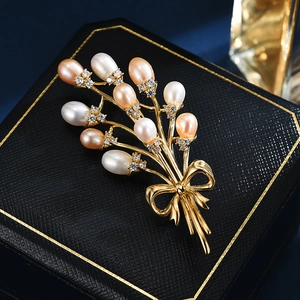 Elegante spilla a bouquet con perle d'acqua dolce e zirconi in finitura dorata