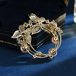 Elegante broche floral circular de aleación dorada con perlas blancas y cristallen brillantes