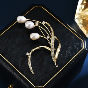 Elegante Spilla in Rame Mughetto Con Perla d'Acqua Dolce Strass Fiore d'Oro Spilla per Corsetto da Donna Gioielli Regalo