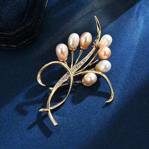 Elegante spilla a orchidea in oro con perle d'acqua dolce e cristalli su seta blu