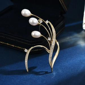 Elegante spilla a mughetto in oro con perle d'acqua dolce e dettagli in zircone
