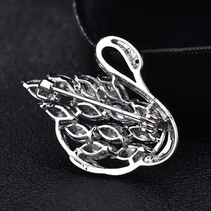 Vue arrière de la broche cygne en argent avec oxydes de zirconium et fermoir épingle