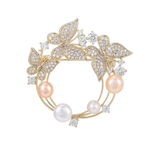 Elegante broche de corona de mariposas doradas con circonitas y perlas blancas