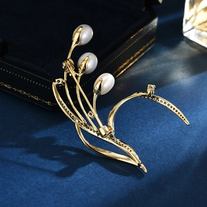 Elegante spilla a orchidea in oro con perle d'acqua dolce e zirconi da donna