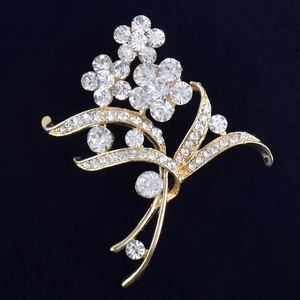 Spilla floreale elegante con cristalli scintillanti e lega dorata su velluto blu