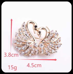Detaillierte Maße der Schwan-Brosche: 3.8cm Höhe und 4.5cm Breite mit Kristall-Details